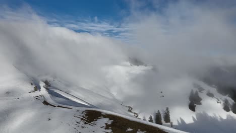 Toma-Circular-Del-Valle-Nevado-Y-Camino-Con-Nubes-Brumosas,-Col-De-Porte