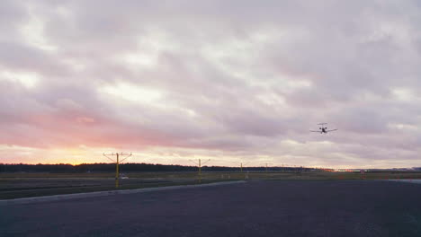 Bombardier-CRJ-900-Verkehrsflugzeug-Landet-Auf-Dem-Flughafen-Tallinn-Bei-Sommersonnenuntergang-Mit-Roten-Wolken