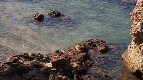 Mirando-Hacia-Las-Aguas-Turquesas-De-Croacia-Con-Una-Playa-Rocosa