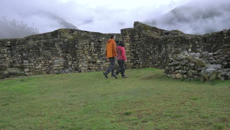 Pareja-Caminando-Sobre-La-última-Fortaleza-Del-Imperio-Inca,-Vitcos,-Casa-Del-último-Inca,-Tupac-Amaru