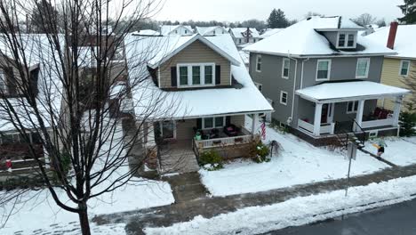 Amerikanisches-Haus-Mit-Schneebedecktem-Dach-Im-Winter