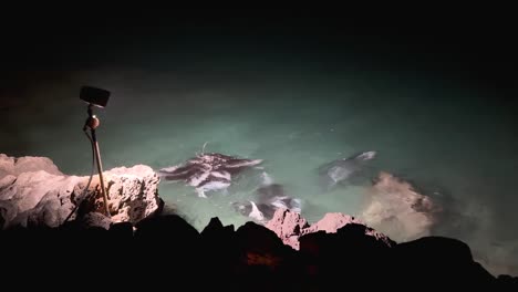 Mantarrayas-Alimentándose-En-La-Costa-De-La-Gran-Isla-De-Hawaii-Por-La-Noche