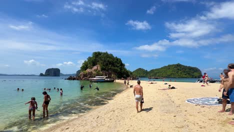 Turistas-En-La-Playa-Relajándose-En-El-Lujoso-Paisaje-Natural-De-La-Isla-De-Krabi,-Tailandia