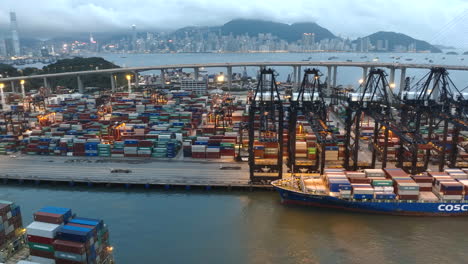 Weitwinkelaufnahme-Von-Großen-Containerbrücken-Im-Hafen-Von-Hongkong,-Die-An-Einem-Cosco-Schiff-Arbeiten