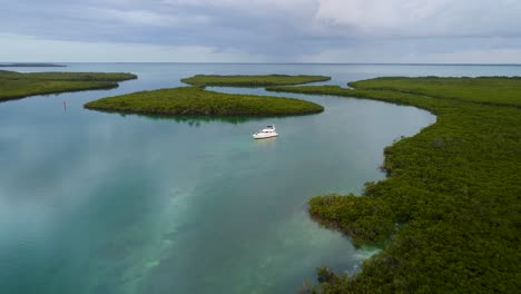 Un-Dron-De-Vuelo-Bajo-Disparó-Sobre-El-Agua-Azul-Clara-Que-Atraviesa-El-Entorno-único-De-Manglares-Durante-El-Amanecer,-Cerca-De-Islamorada-De-Los-Cayos-De-Florida,-Estados-Unidos