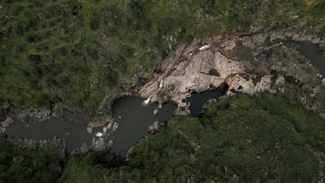Ruhige-Kurven-Des-Flusses-Varosa,-Lamego,-Portugal---Luftaufnahme