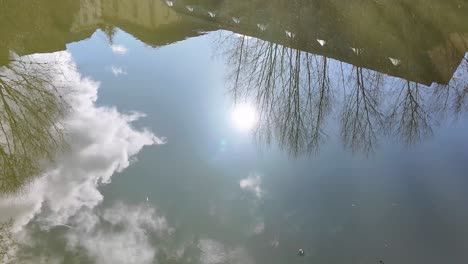 Sonnenreflexion-Auf-Einem-Fließenden-Fluss
