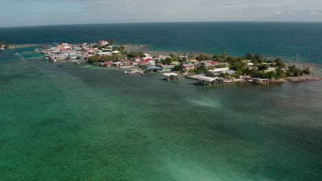 Pintoresco-Pueblo-Pesquero-Y-Muelles-Para-Barcos-Alrededor-De-Una-Isla-Tropical-En-Utilá-Honduras