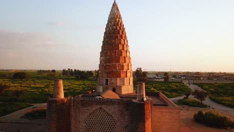 Maravilloso-Paisaje-Escénico-De-Diseño-Arquitectónico-Islámico-árabe-En-Una-Estructura-Poligonal-Con-Forma-De-Piña-De-Cúpula-Cónica-En-El-Antiguo-Sitio-Arqueológico-Histórico-De-Gundeshapur-En-Irán-Dezful