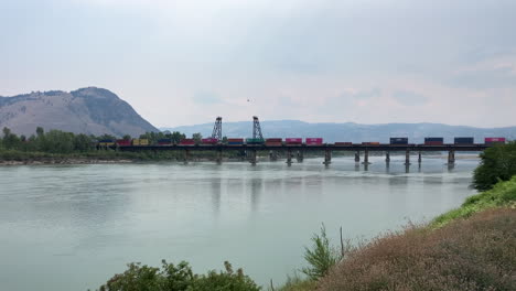 Donde-El-Ferrocarril-Se-Encuentra-Con-El-Río:-La-Conexión-Ferroviaria-Kamloops-Cn