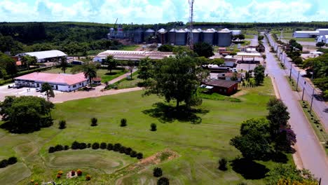 Vista-De-Drone-Giratorio-Establecimiento-Agrícola-Silos-De-Granos-Pivote-Central-De-Riego