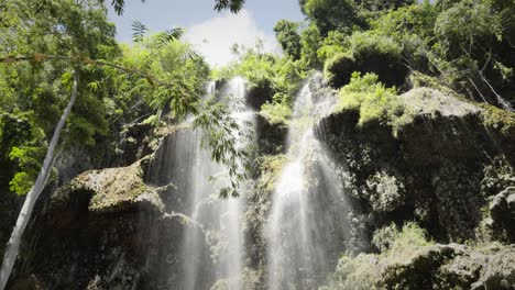Zeitlupen-Tumalog-Wasserfalllandschaft-Auf-Den-Philippinen,-Tropisches-Sommerwasser,-Das-Um-Den-Tropischen-Südostasiatischen-Dschungel-Fällt