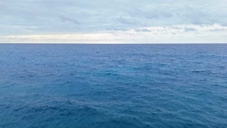 Agua-Azul-Profunda-Tropical-Con-Un-Resplandor-Tranquilo-Y-Relajante-En-El-Horizonte-Que-Se-Extiende-Hasta-Las-Nubes,-Maldivas
