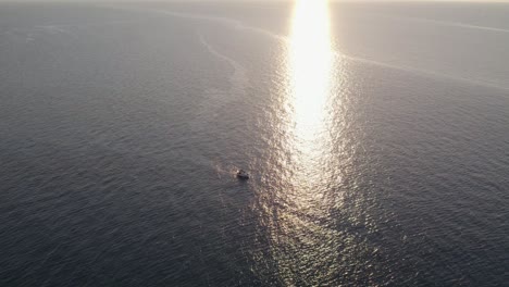 Vista-Aérea-Del-Barco-Pesquero-En-El-Mar-Mediterráneo-Al-Atardecer,-Sicilia,-Italia