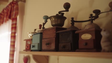 Verschiedene-Vintage-Holzkisten-Auf-Einem-Tisch-In-Einem-Haus
