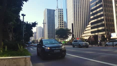 Sao-Paulo,-Brasilien,-Alltäglicher-Verkehr-Auf-Der-Sonnigen-Avenida-Paulista-Unter-Wolkenkratzern-Und-Firmengebäuden-Während-Des-Ausbruchs-Des-Covid-19-Virus