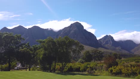 Pfanne-Eines-Stellenbosch-Weinbergs-Und-Der-Umliegenden-Berge-Unter-Blauem-Himmel