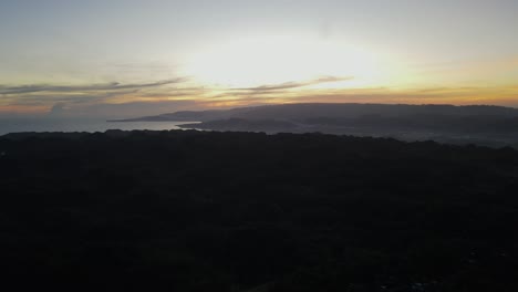 Drone-Aéreo-Muestra-El-Horizonte-Del-Atardecer-En-La-Escena-Rural-Del-Sudeste-Asiático-De-Filipinas