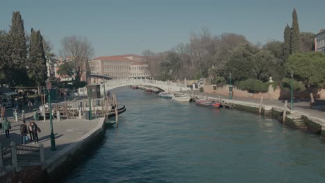 Verde-Terraplén-En-Un-Canal-Veneciano.-Italia