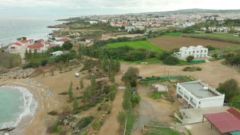 Luftaufnahmen-Entlang-Der-Küste-Des-Kapparis-Viertels-In-Der-Abenddämmerung,-Paralimni,-Zypern