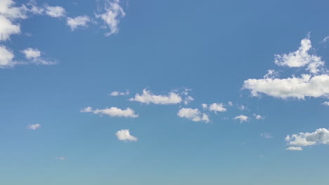 Schöner-Blauer-Sommerhimmel-Mit-Langsam-Ziehenden-Flauschigen-Weißen-Wolken