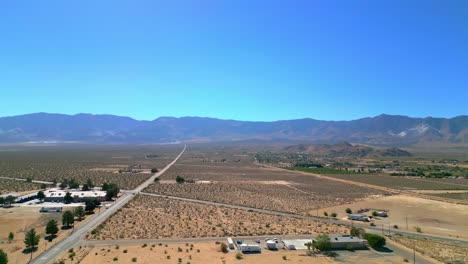 Carretera-A-Través-De-Un-Paisaje-Desierto,-Valle-De-Lucerna-En-California,-EE.UU.---Toma-Aérea-De-Drones