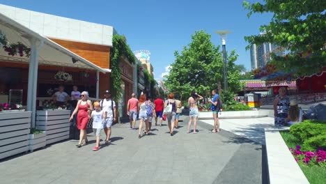 Vista-En-Primera-Persona-Caminando-Por-El-Parque-Arcadia-En-El-Centro-De-La-Ciudad-De-Odessa-En-Un-Hermoso-Día-De-Verano