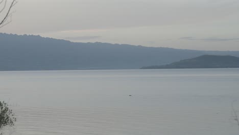 Paisaje-Escénico-Durante-La-Hora-Azul,-Isla-Brumosa-Al-Otro-Lado-Del-Océano-En-Cebú,-Filipinas