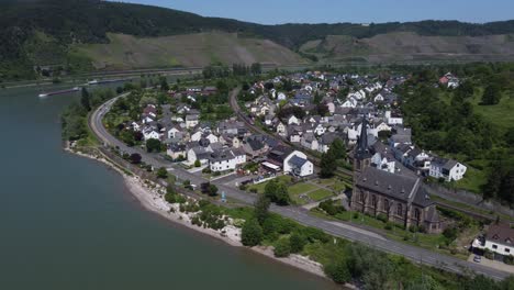 Transport--Und-Industrieschifffahrt-An-Der-Rheinschleife-In-Boppard,-Deutschland