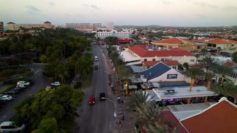 Aruba-Lento-Empujón-Aéreo-Sobre-La-Zona-Comercial-De-Palm-Beach