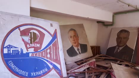 Tschernobyl-Ukraine-Pripyat-Polizeistation-Mit-Alten-Kommunistischen-Komsomol-Poster-Und-Porträts-Von-Führern-Nach-Der-Atomkatastrophe-Verlassen