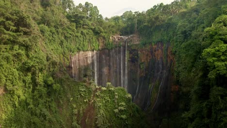 Versteckter-Wasserfall-In-Einer-üppigen-Regenwaldoase-Während-Der-Trockenzeit,-4K-Drohnenaufnahmen-Aus-Der-Luft
