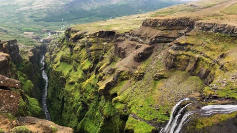 Blick-über-Den-Rand-Des-Glymur-Wasserfalls,-Panoramaaufnahme