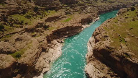 Erholungsreise-Genießen-Sie-Einen-Farbenfrohen-Grünen-Fluss-In-Einer-Lehmlandschaft-Mit-Felsklippen-Und-Natürlichen-Touristenattraktionen.-Bootsfahrten-Im-Wildwasser,-Kanufahren,-Aufregendes-Wasserabenteuer,-Dezful,-Iranische-Landschaft