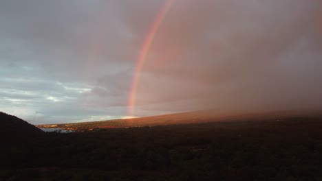 Impresionante-Toma-Aérea-De-Un-Arco-Iris-Sobre-La-Hermosa-Playa-Del-Sur-De-Maui,-Condado-De-Maui,-Hawai