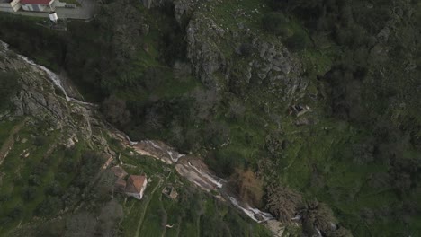 Valdigem-Dorfkaskaden,-Lamego,-Portugal---Luftaufnahme