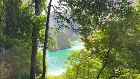 Wunderbare-Aussicht-Auf-Die-Andamanensee-Vom-Aussichtspunkt-Hong-Island,-Umgeben-Von-Natur