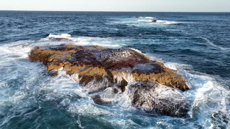 Statische-Aufnahme-Einer-Kleinen-Felseninsel-Vor-Der-Küste-Von-Stradbroke-Island-Aus-Niedriger-Perspektive