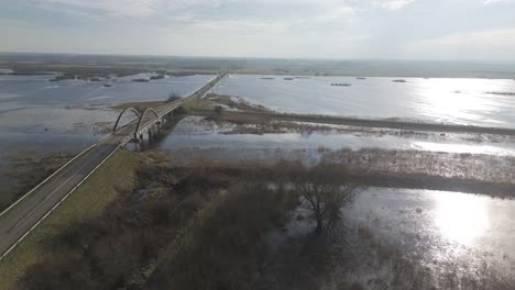 Puente-De-Carretera-Inundación-Desbordamiento-De-Agua-Día-Soleado-Antena-Dolly-Inclinar-Hacia-Atrás