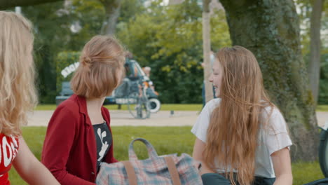 Hermosas-Chicas-Adolescentes-Mirando-El-Rickshaw-Pasando-En-El-Fondo,-Cámara-Lenta