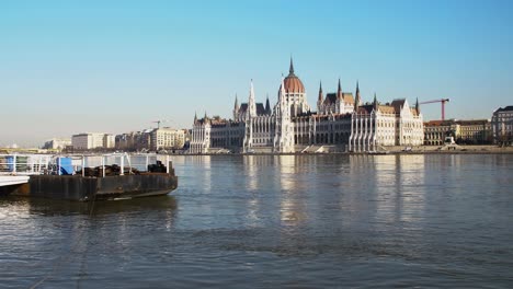 Vista-Del-Centro-De-La-Ciudad-De-Budapest-Con-El-Edificio-Del-Parlamento-Y-El-Río-Danubio-En-Un-Día-Soleado,-Arquitectura-Gótica,-Toma-Panorámica-Lejana