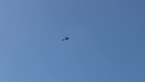 Hubschrauber-Schwebt-In-Der-Ferne-Vor-Einem-Strahlend-Blauen-Himmel