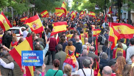 Los-Manifestantes-Ondean-Banderas-Españolas-Y-Se-Reúnen-Durante-Una-Manifestación-Contra-El-PSOE-Después-De-Acordar-Conceder-Amnistía-A-Las-Personas-Involucradas-En-El-Intento-De-Ruptura-En-Cataluña.