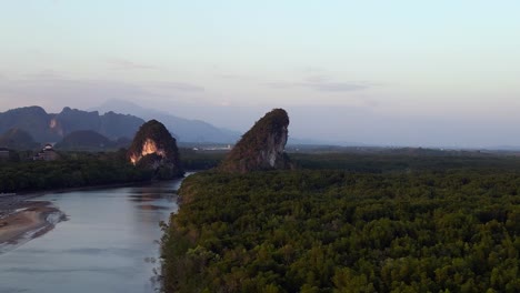 Abend-Mangroven-Fluss-Krabi-Thailand