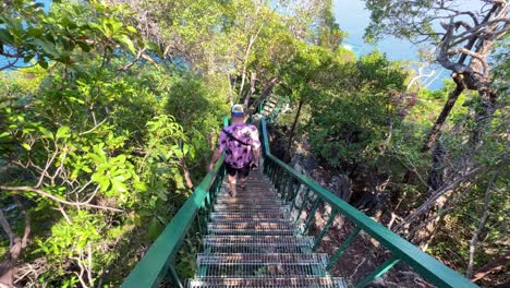 Tourist-Klettert-Vom-Aussichtspunkt-Hong-Island-In-Der-Nähe-Von-Krabi,-Thailand,-Die-Treppe-Hinunter