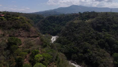 Luftdrohne-Tropischer-Wald-Fluss-Costa-Rica
