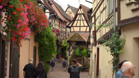 Eguisheim-Ist-Eine-Kleine-Stadt-Und-Am-Besten-Folgen-Sie-Dem-Eguisheim-Entdeckungspfad,-Der-Sie-Zu-Allen-Wichtigen-Sehenswürdigkeiten-Führt