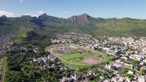 Die-Zitadelle-Und-Port-Louis-Auf-Mauritius,-üppige-Berge-Umgeben-Die-Stadtlandschaft,-Sonniger-Tag,-Luftaufnahme