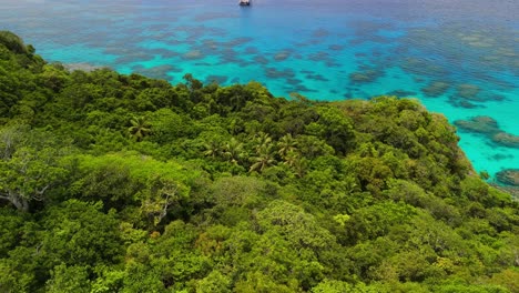 Revelación-Cinematográfica-De-Un-Crucero-Estacionado-Cerca-De-Un-Arrecife-De-Coral-En-Fiji.