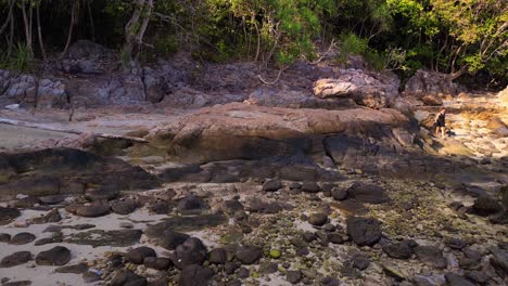 Mujer-Explora-La-Solitaria-Playa-De-Ensueño-En-La-Isla.